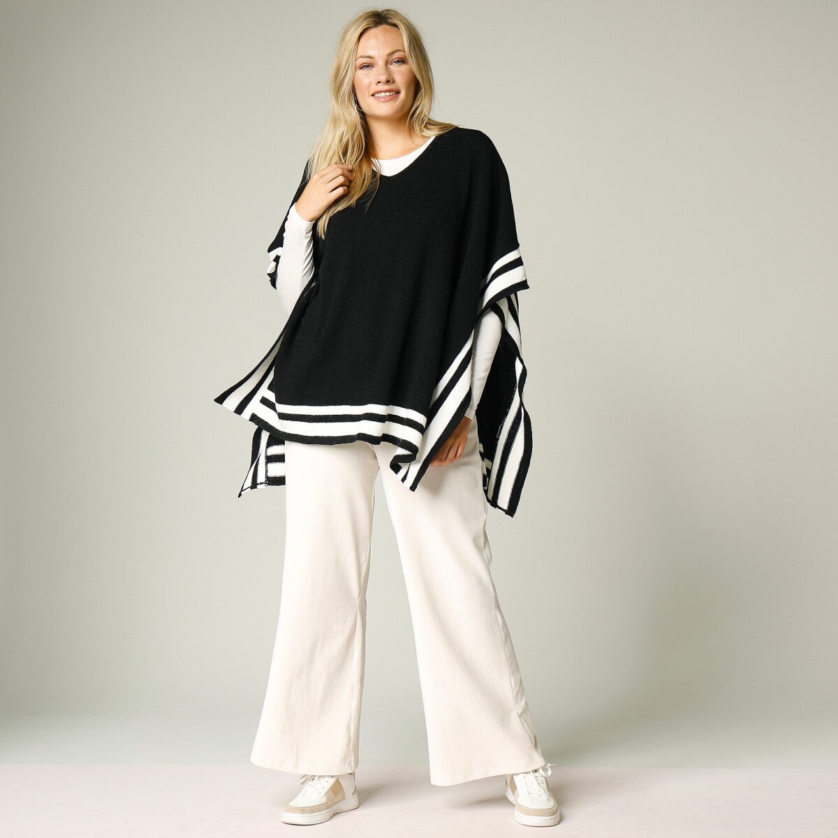 Blancheporte Pončo pulovr v grafickém designu černábílá