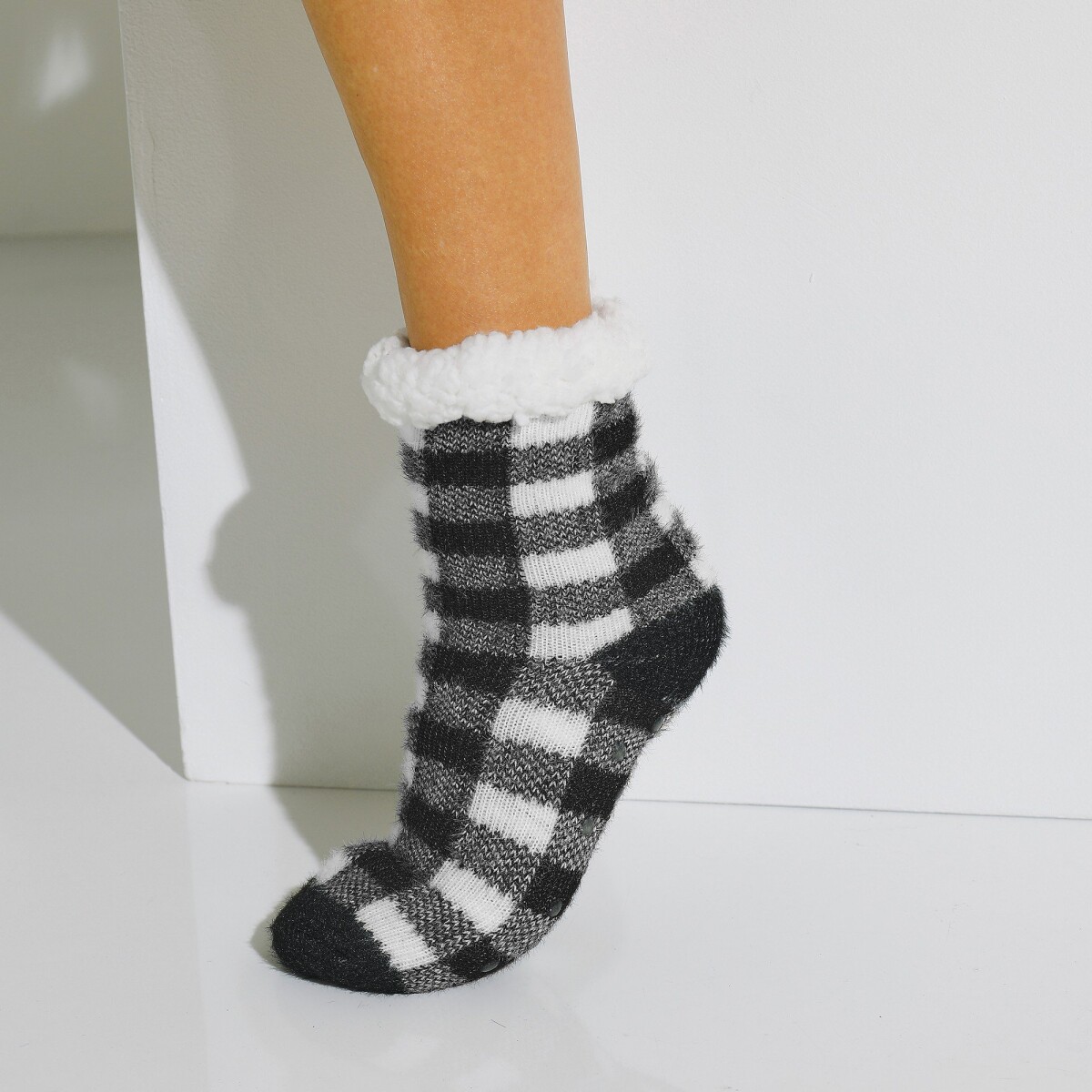 Blancheporte Bačkorové ponožky s kožešinovou imitací, kostkovaný design černábílá 3637